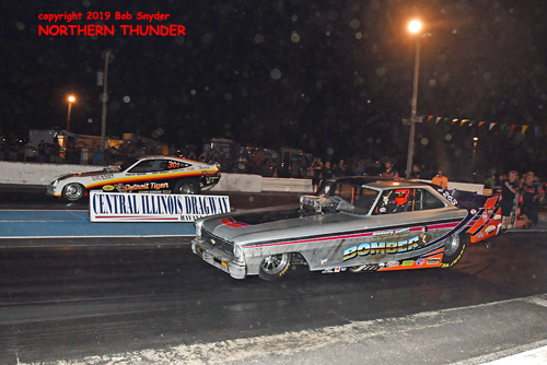 Steve Timoszyk - 'Detroit Tiger' (far lane) vs Mark McElwee - 'Buzzy's Nitro Bomber' (near lane)